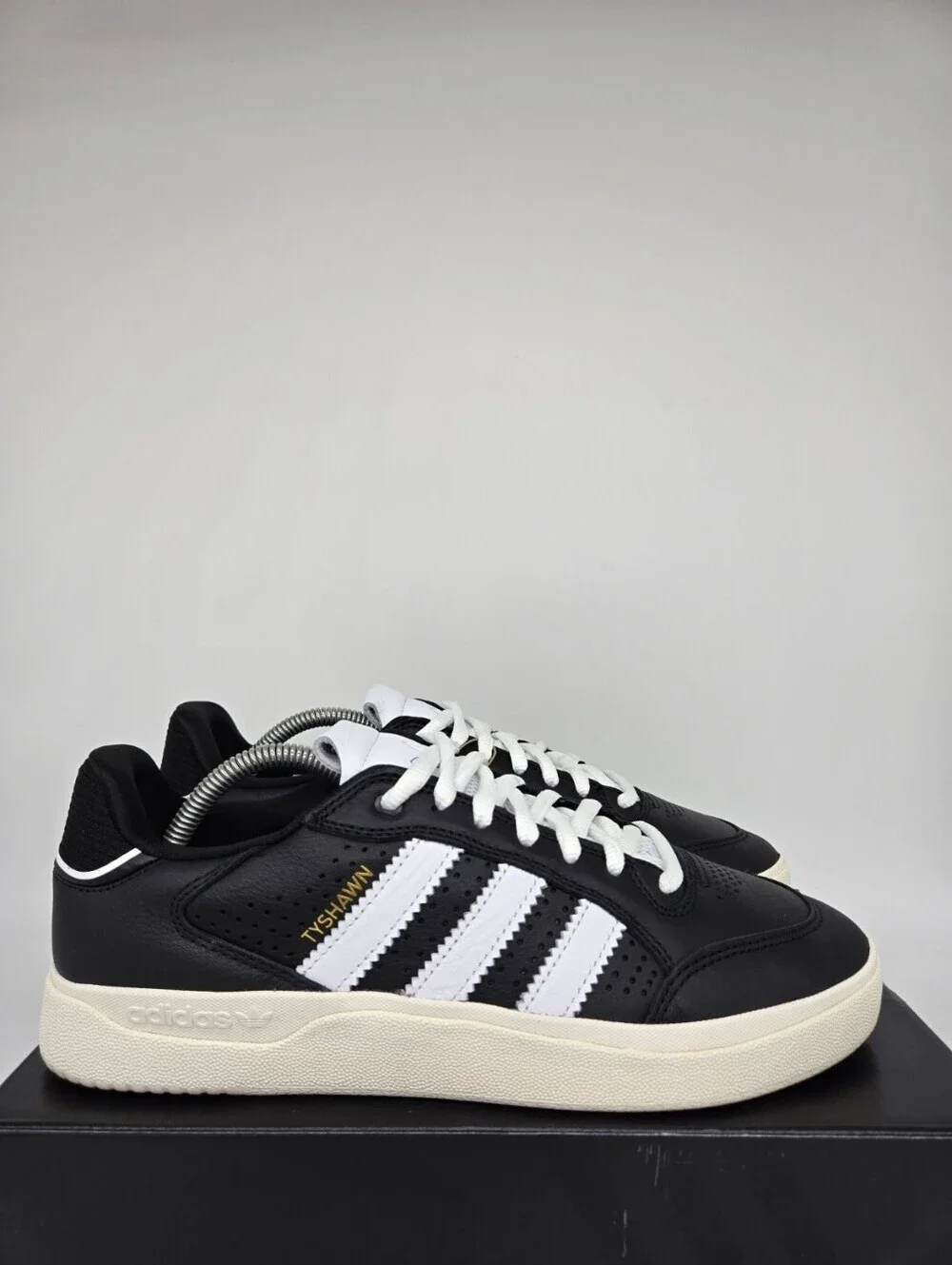 adidas Men's Tyshawn Low JQ1137 Core Black Cloud White Shoes Size 11